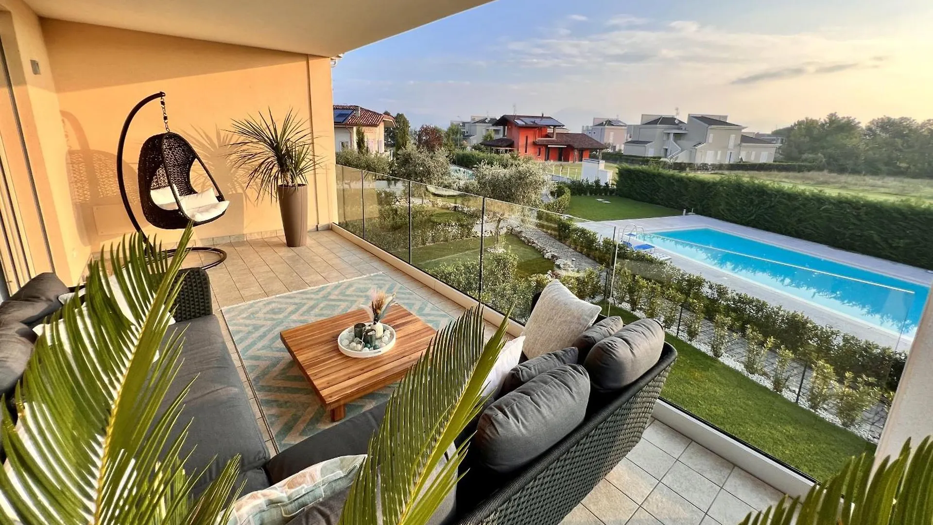 הקונטקטים של Luxury Villa Magdalena
